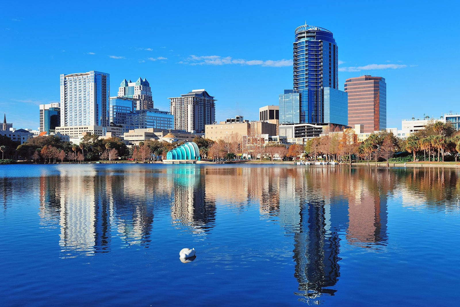 Breathtaking View Of Lake Eola Park In Downtown Orlando Background