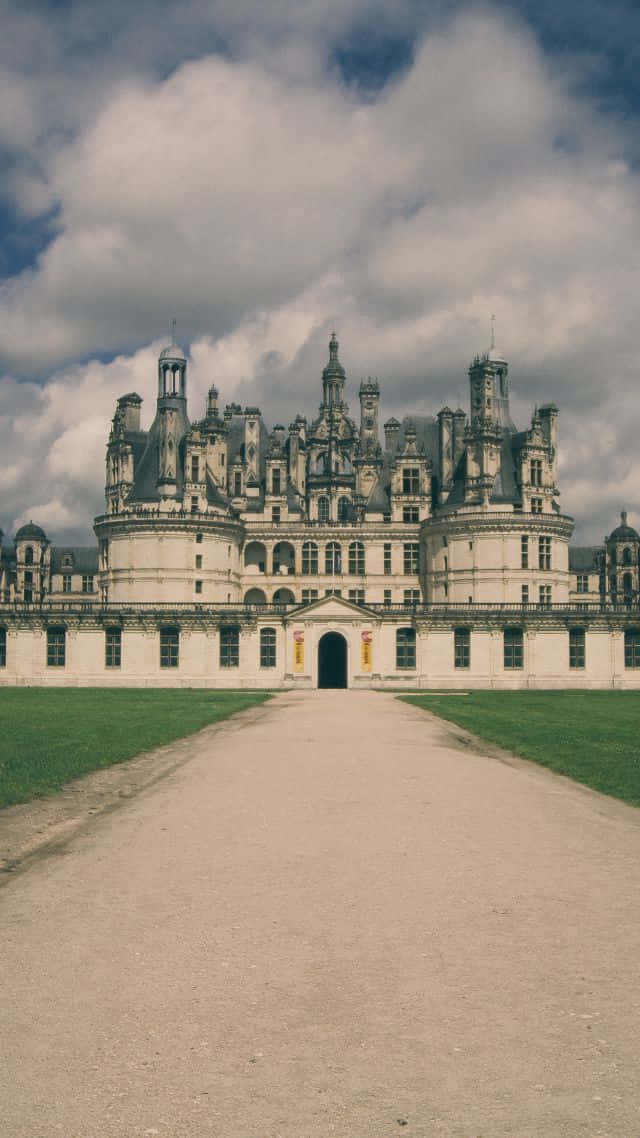 Breathtaking View Of The Majestic Chateau De Chambord Background