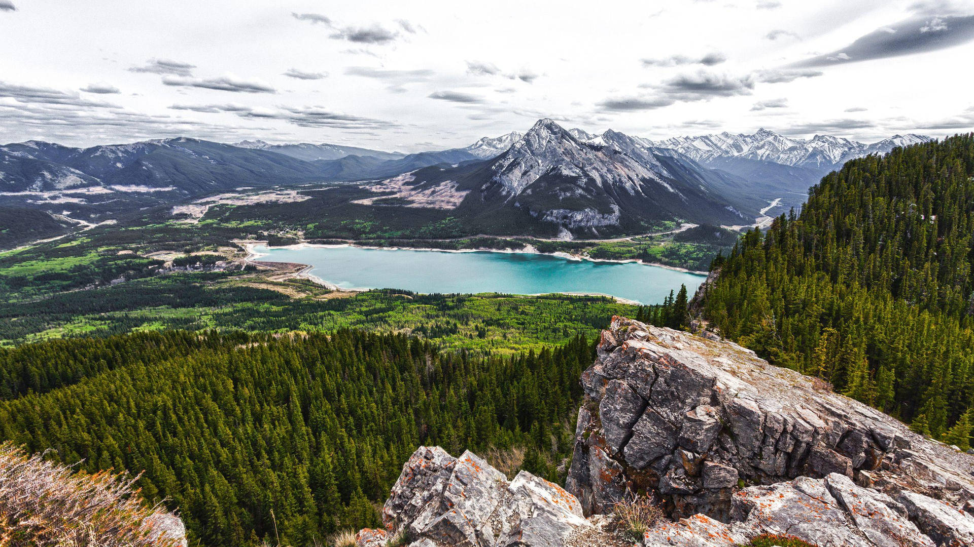 Breathtakingly Beautiful Mountain View Background