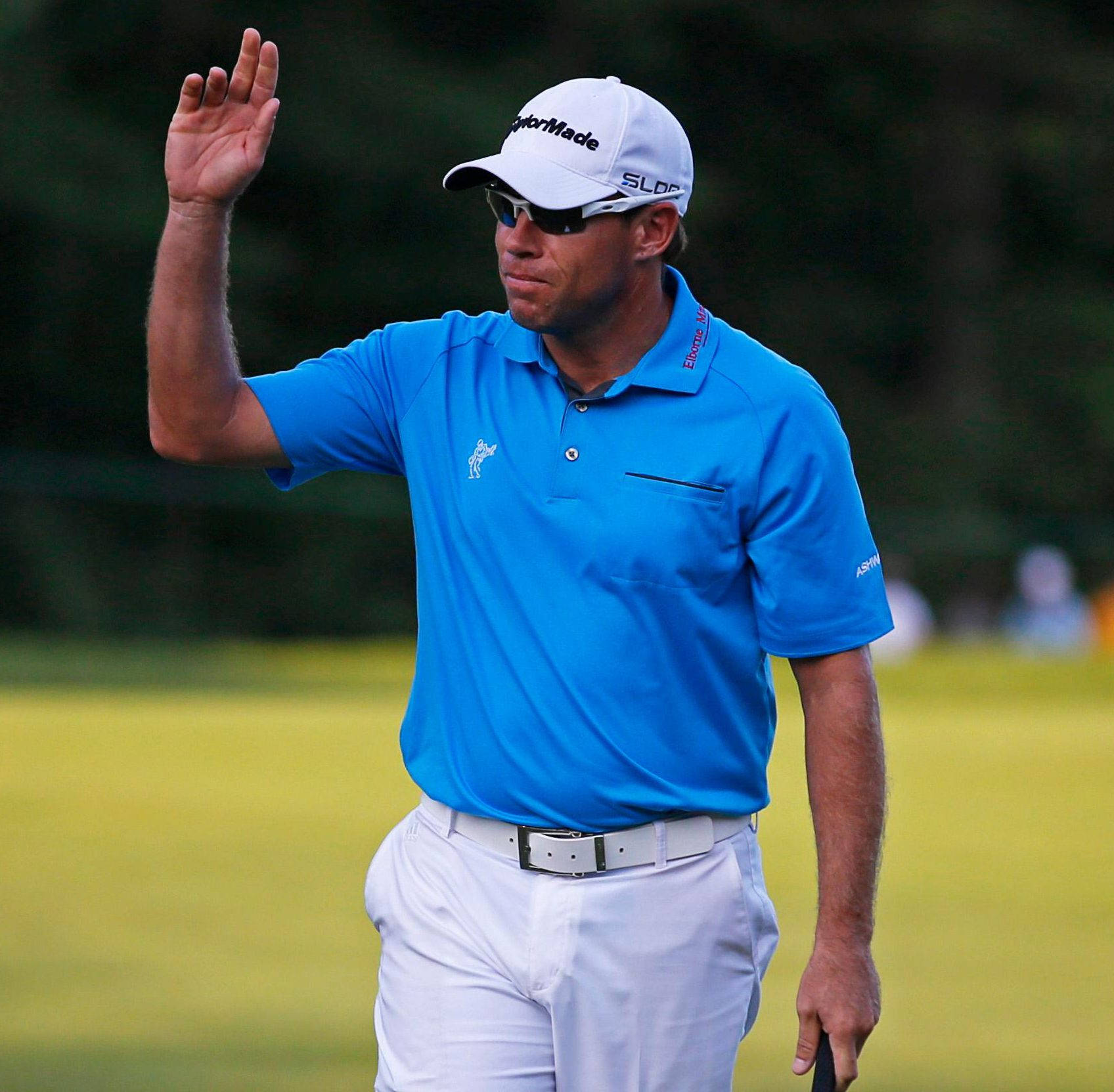 Brian Davis Waving To The Crowd Background