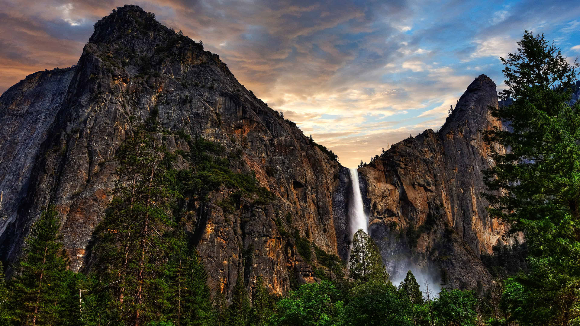 Bridalveil Fall In Yosemite National Park Background