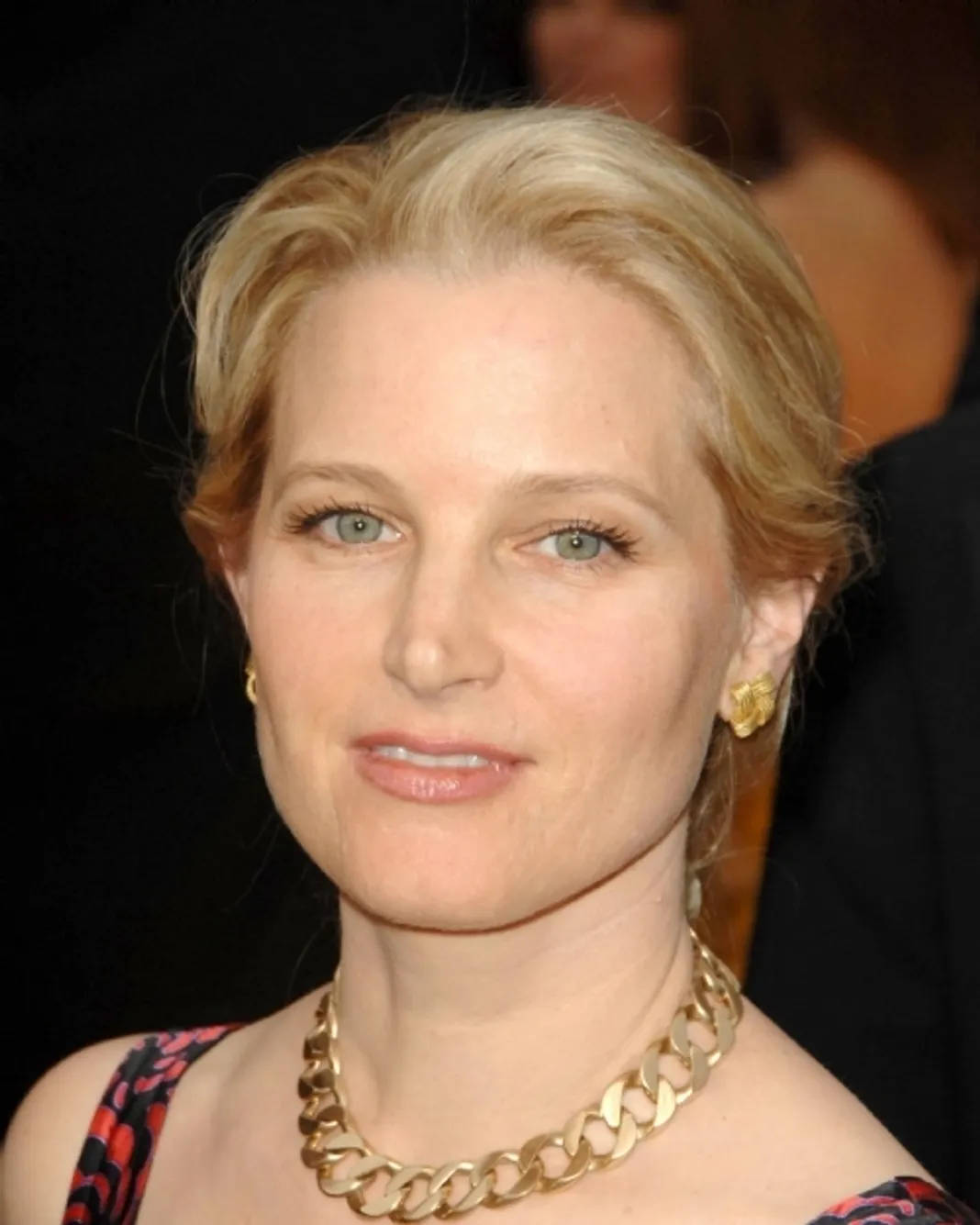 Bridget Fonda Gold Necklace Red Carpet Background