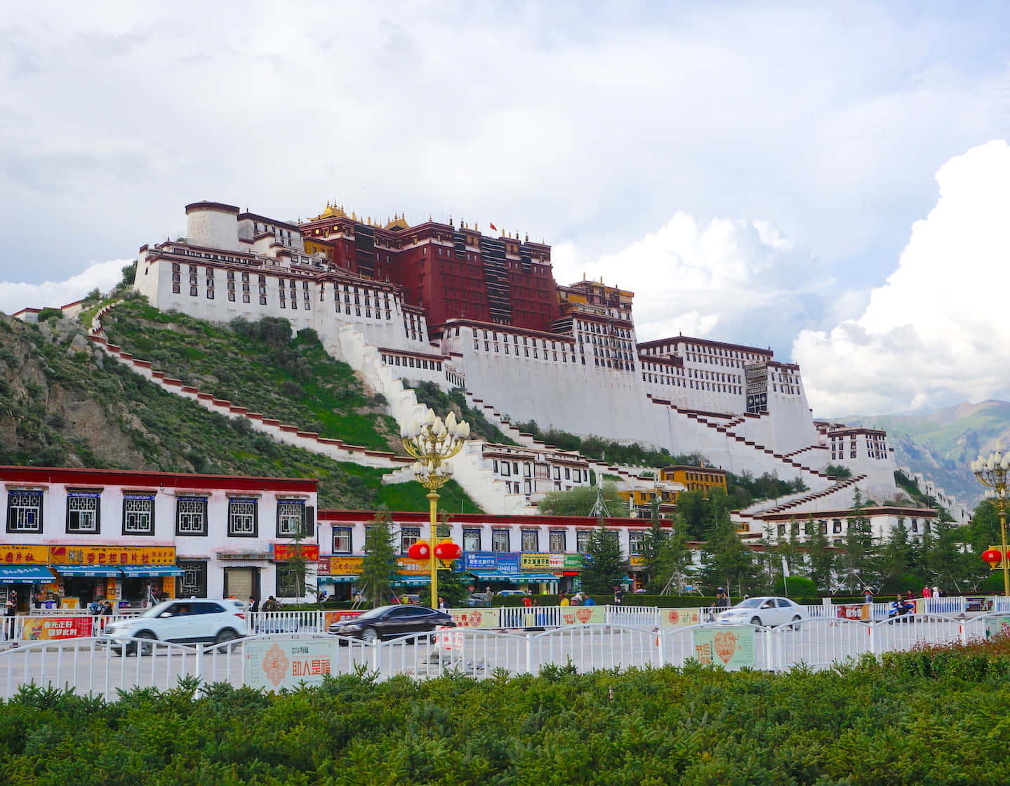 Bright Day In Potala Palace In Lhasa Background