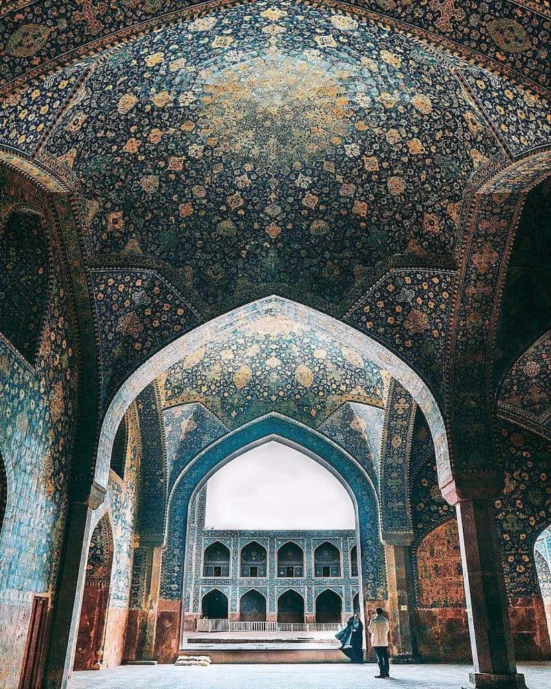 Bright Day In Shah Mosque Background