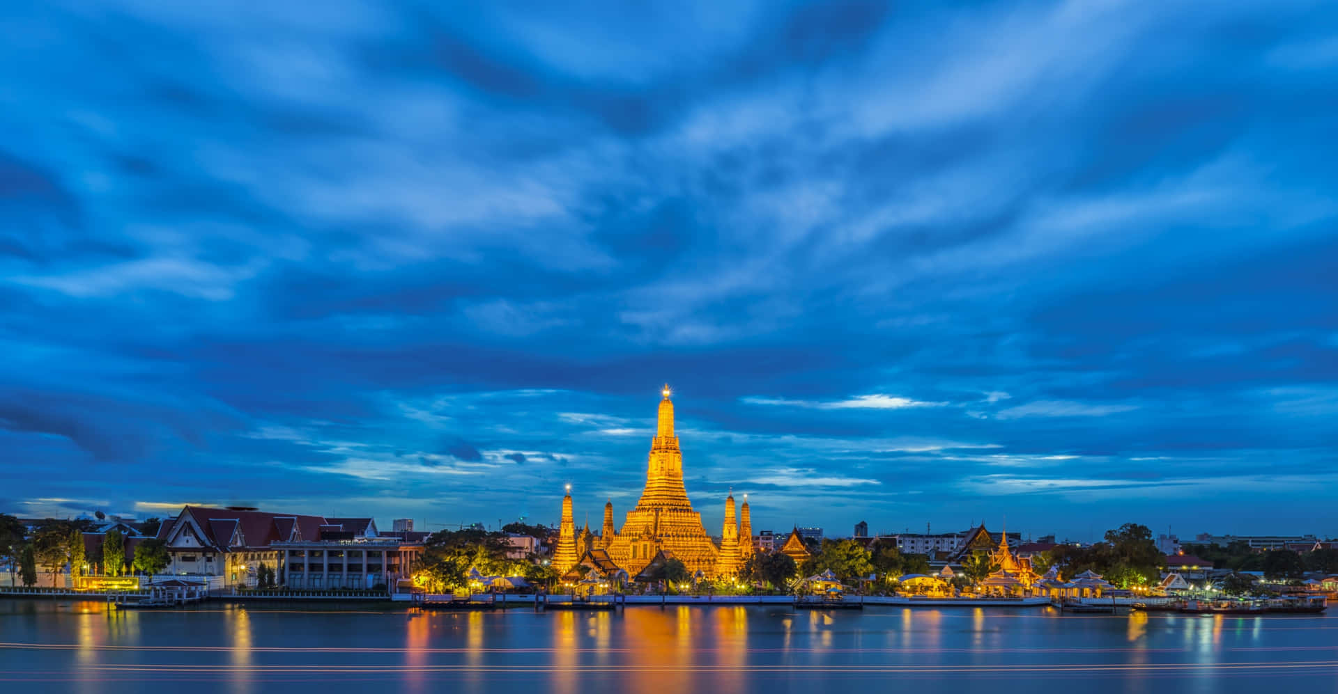 Bright Lights In Wat Arun Background