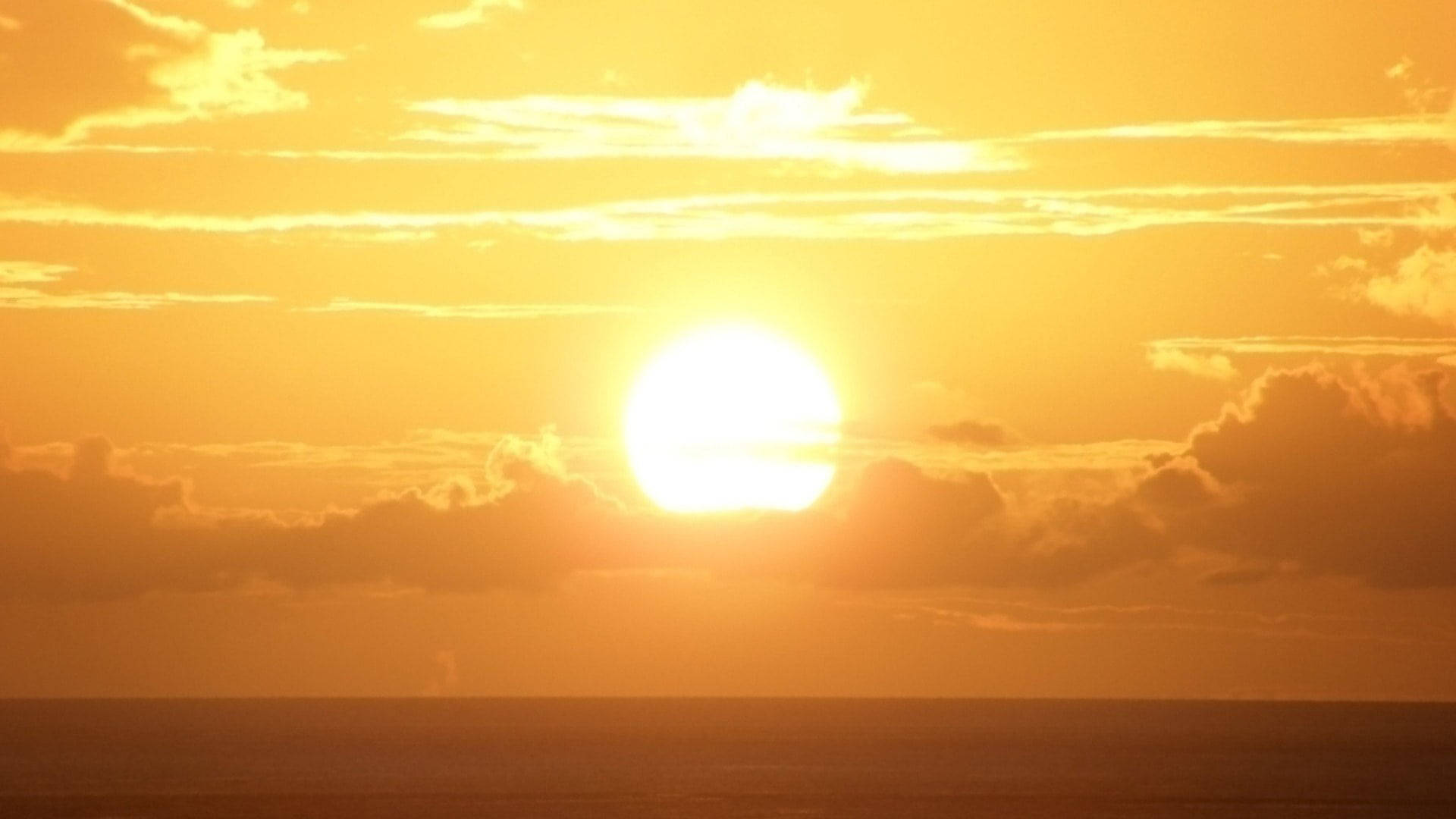 Bright Luna Sunset Above The Ocean Background