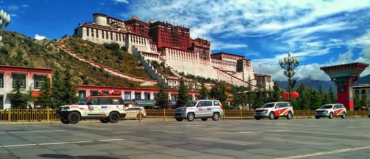 Bright Sky In Potala Palace In Lhasa Background