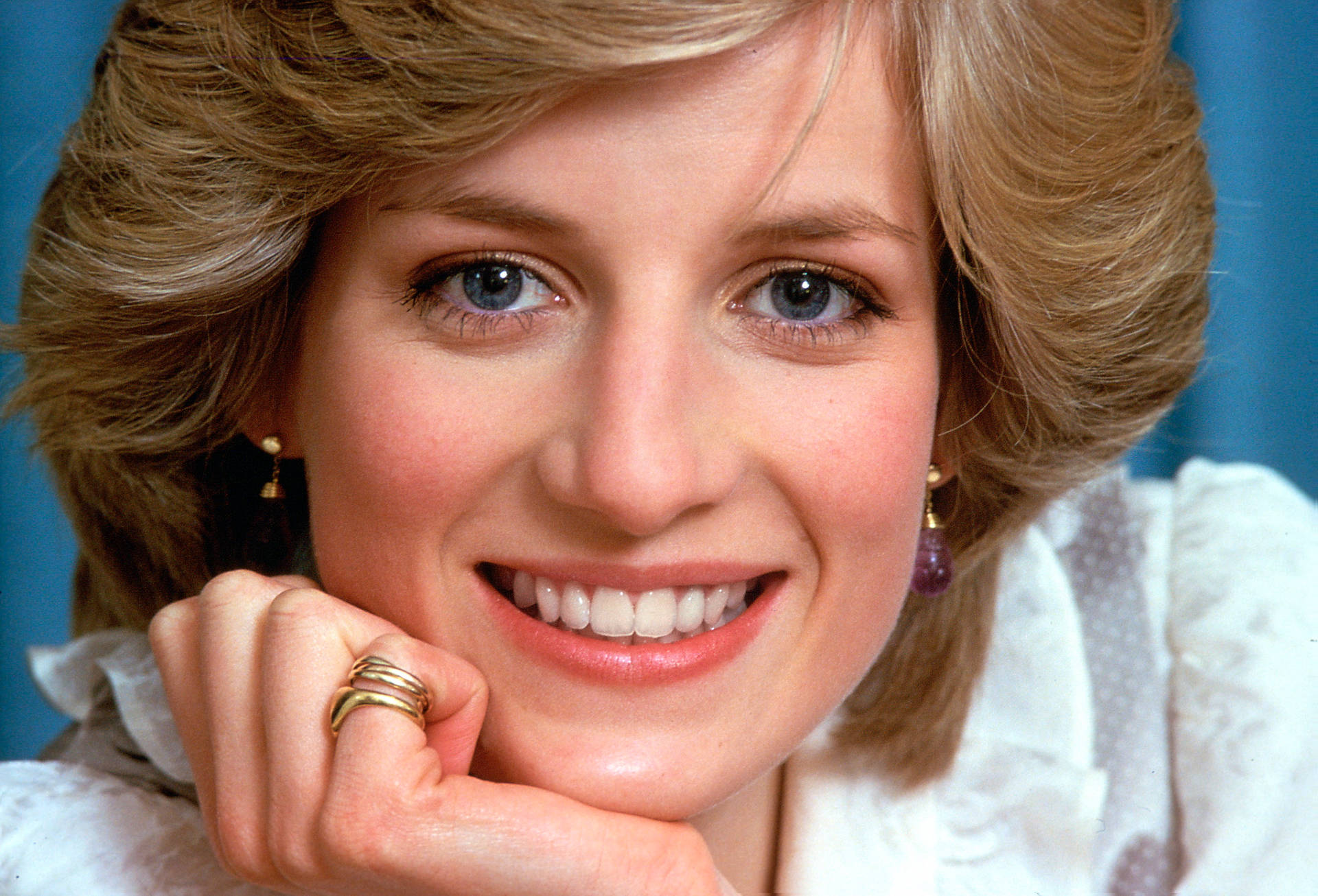 Bright Smiling Princess Diana Background