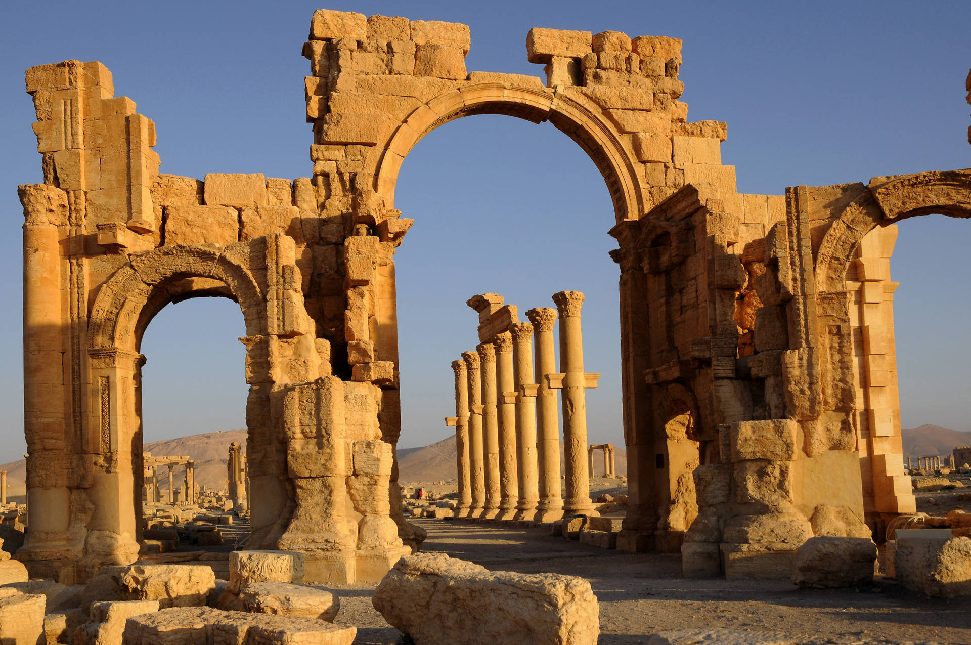 Bright Sun Striking At Palmyra's Monumental Arch Background