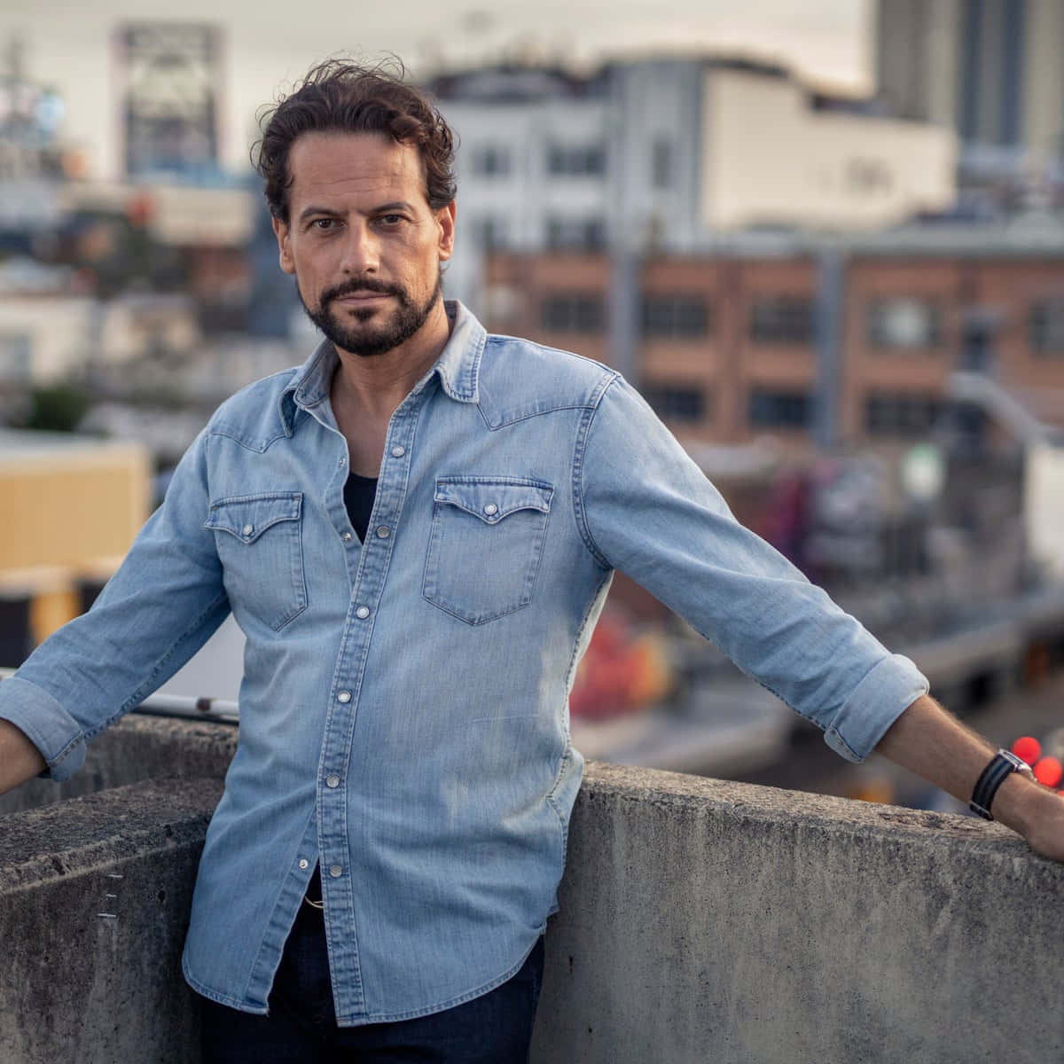 British Actor Ioan Gruffudd Strikes A Suave Pose. Background