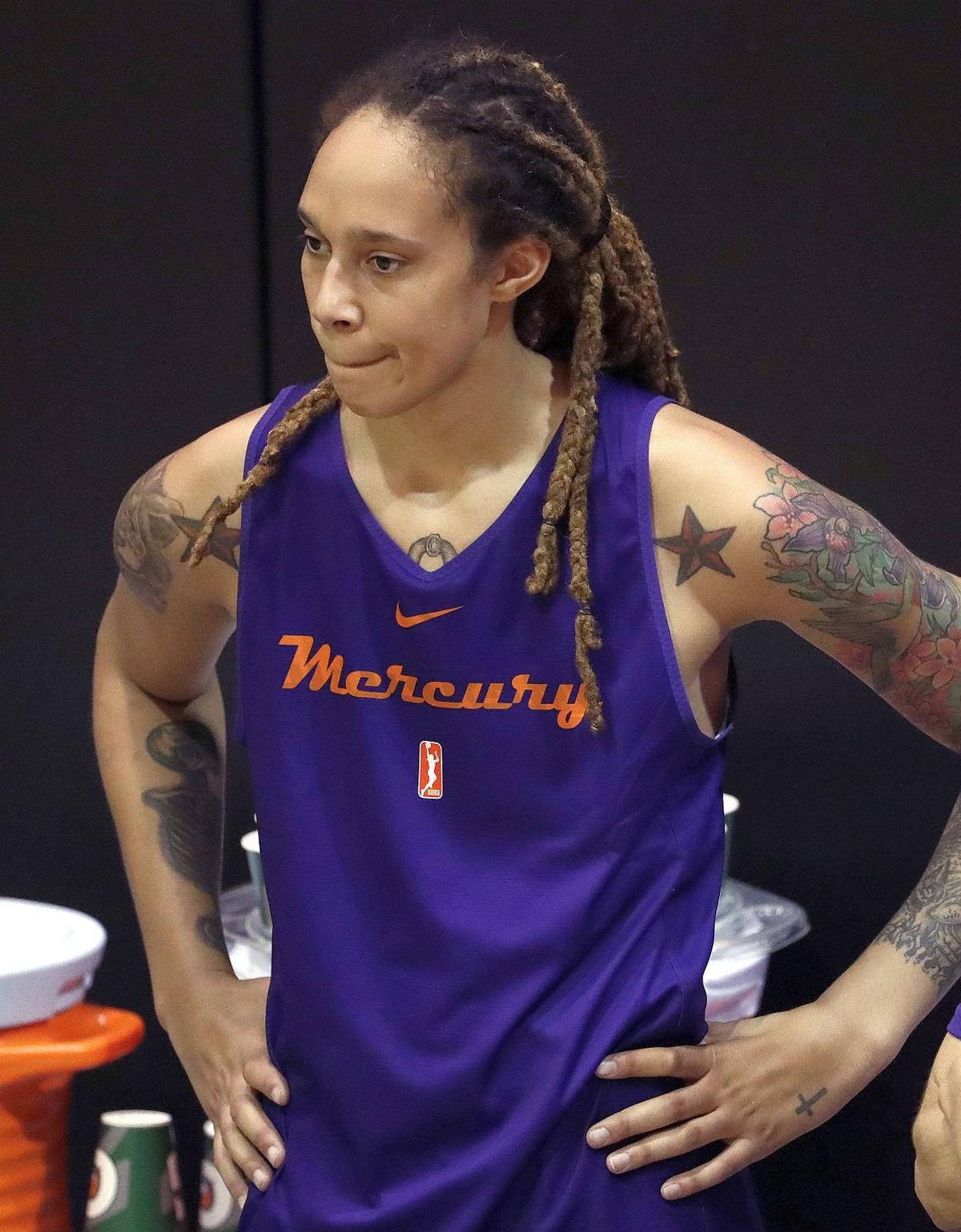 Brittney Griner Hands On Waist Background