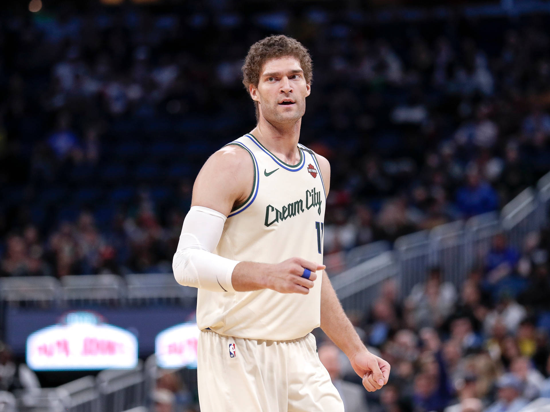 Brook Lopez In Cream City Uniform Background