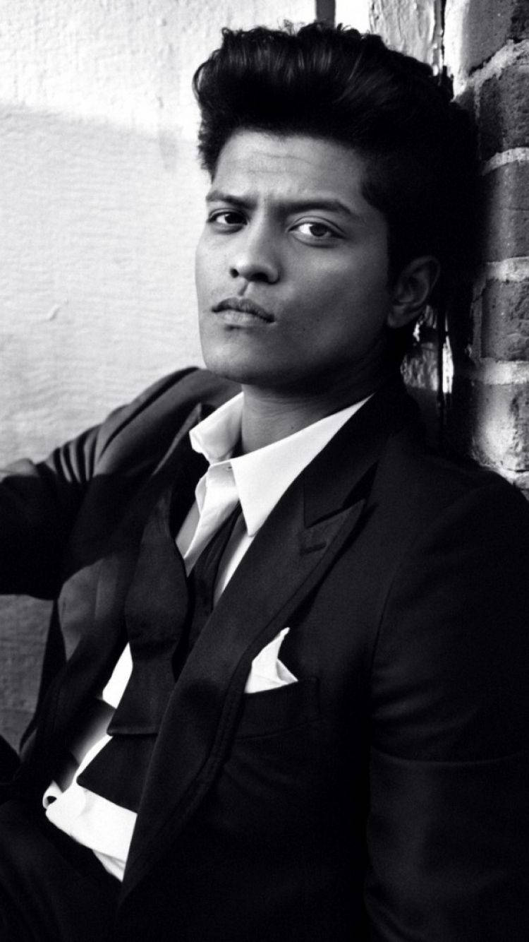 Bruno Mars Gives Intense Look In New Photo Background