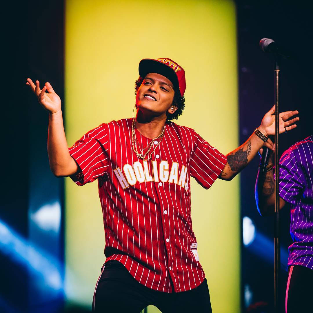 Bruno Mars Performing At A Concert Background