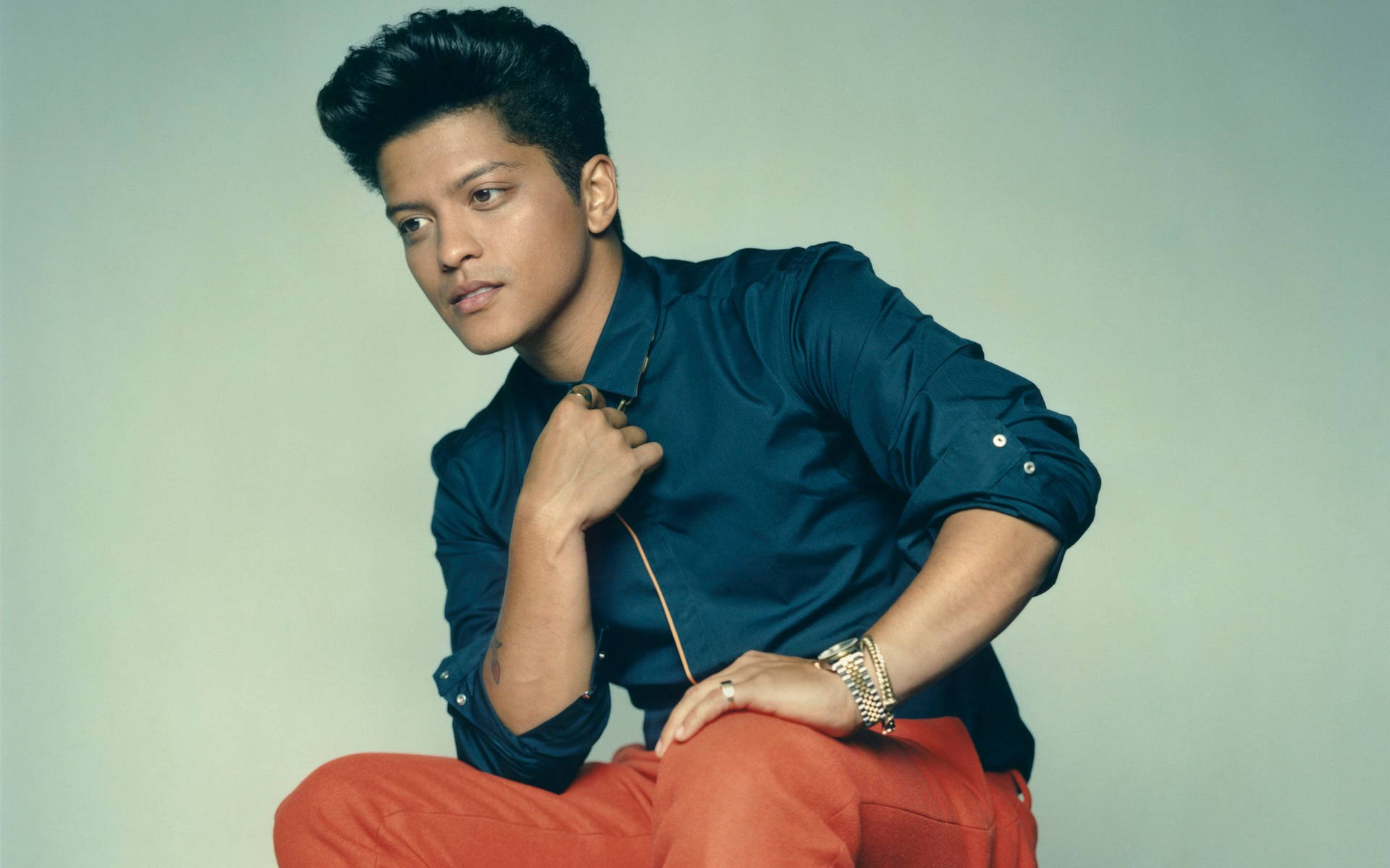 Bruno Mars Performing In An Electric Green Outfit Background