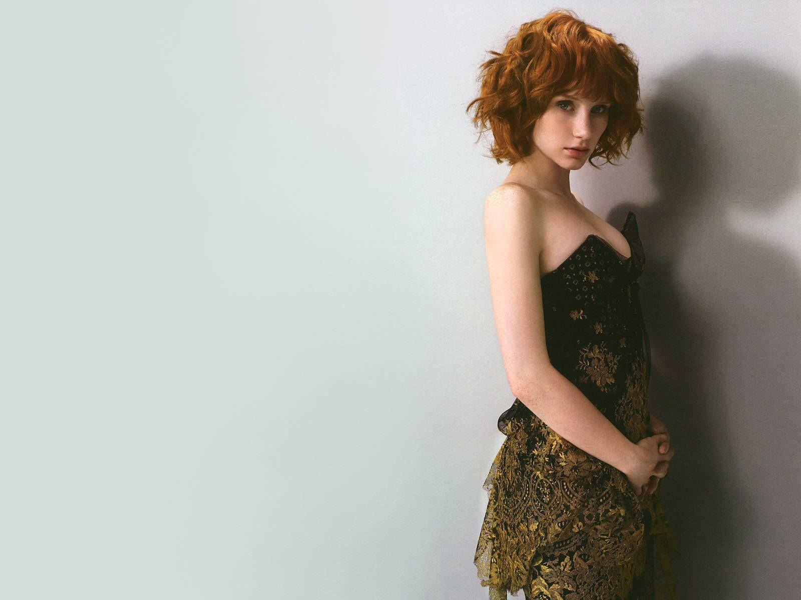 Bryce Dallas Howard Curly Short Hair Background