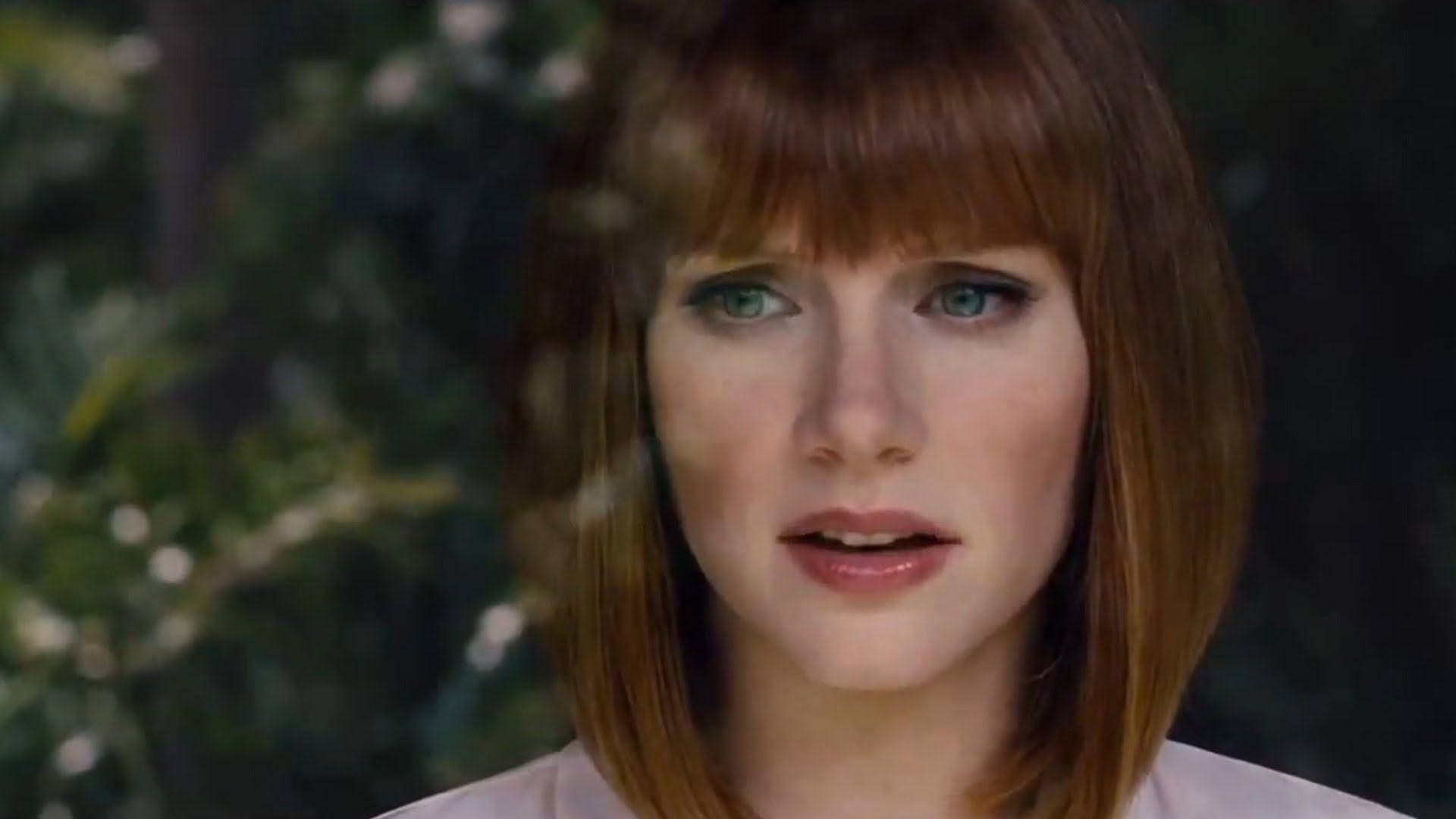 Bryce Dallas Howard Jurassic World Glass Reflection