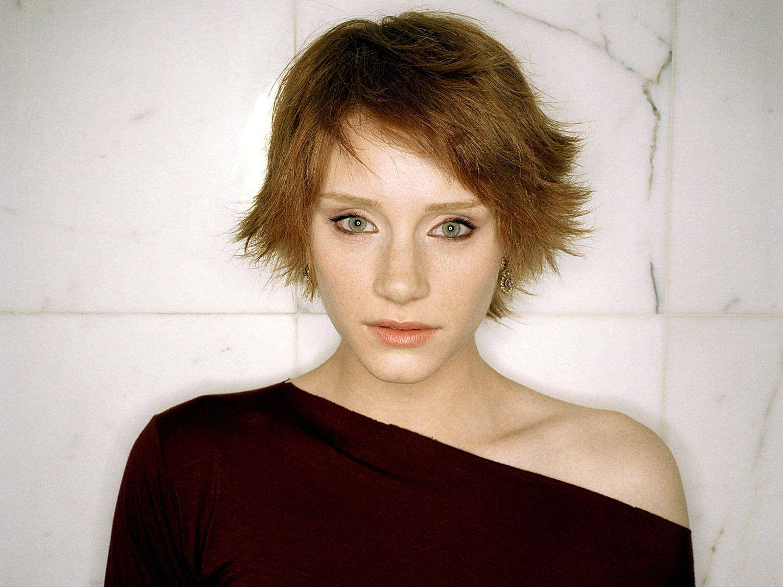 Bryce Dallas Howard Short Hair Background