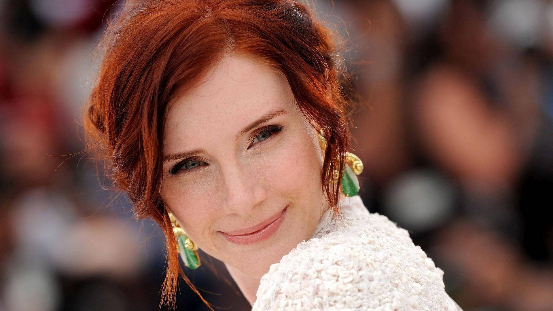 Bryce Dallas Howard Smiling White Aesthetic Outfit Background