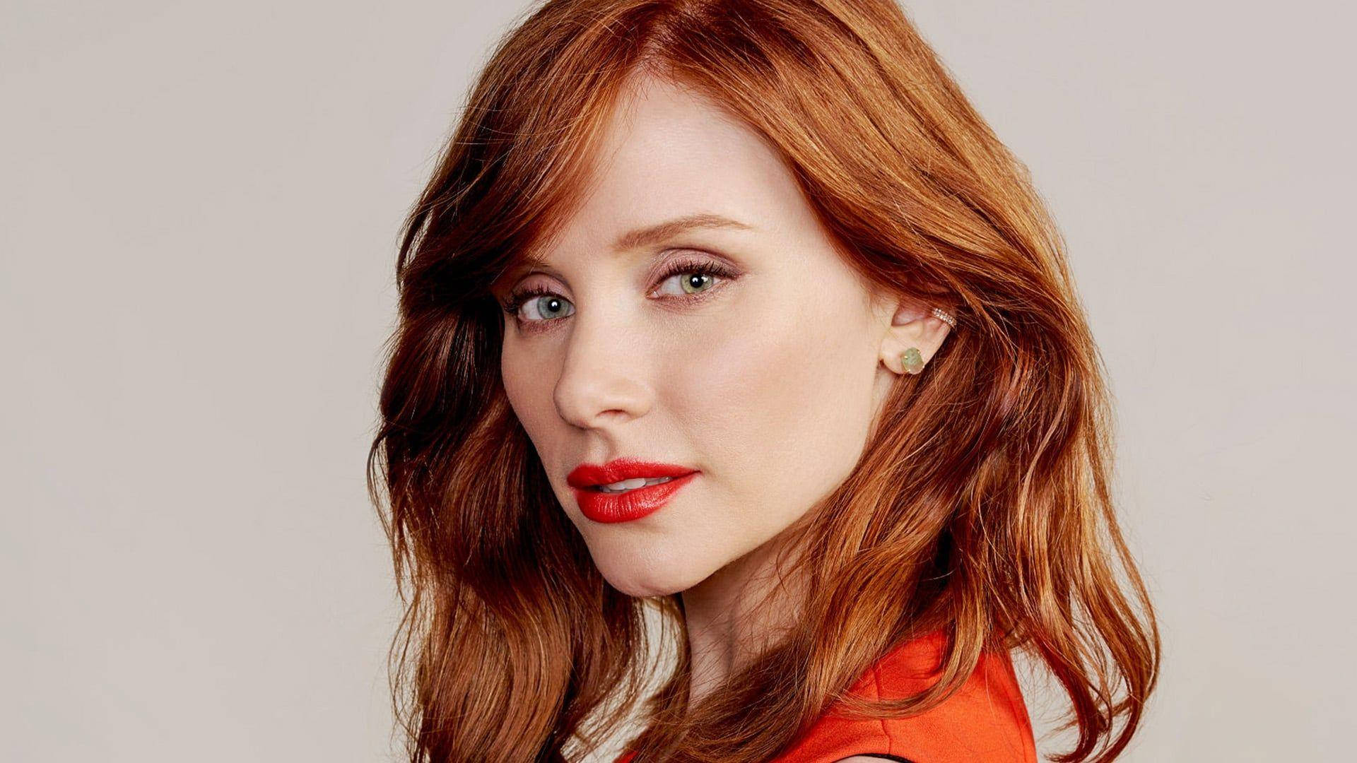 Bryce Dallas Howard With Red Lips Background