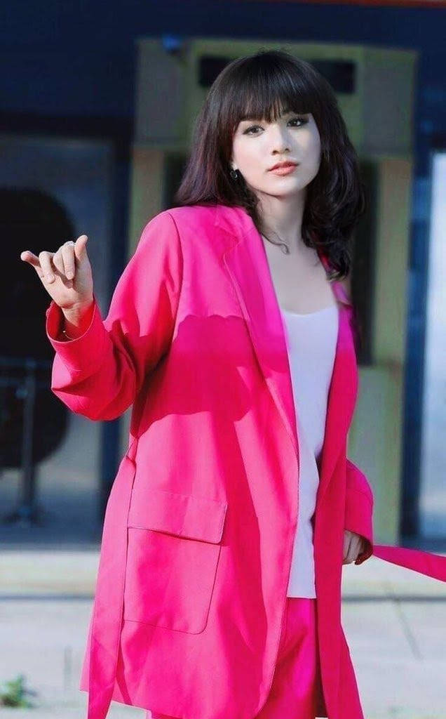 Bts Girls Jungkook In Pink Suit Background
