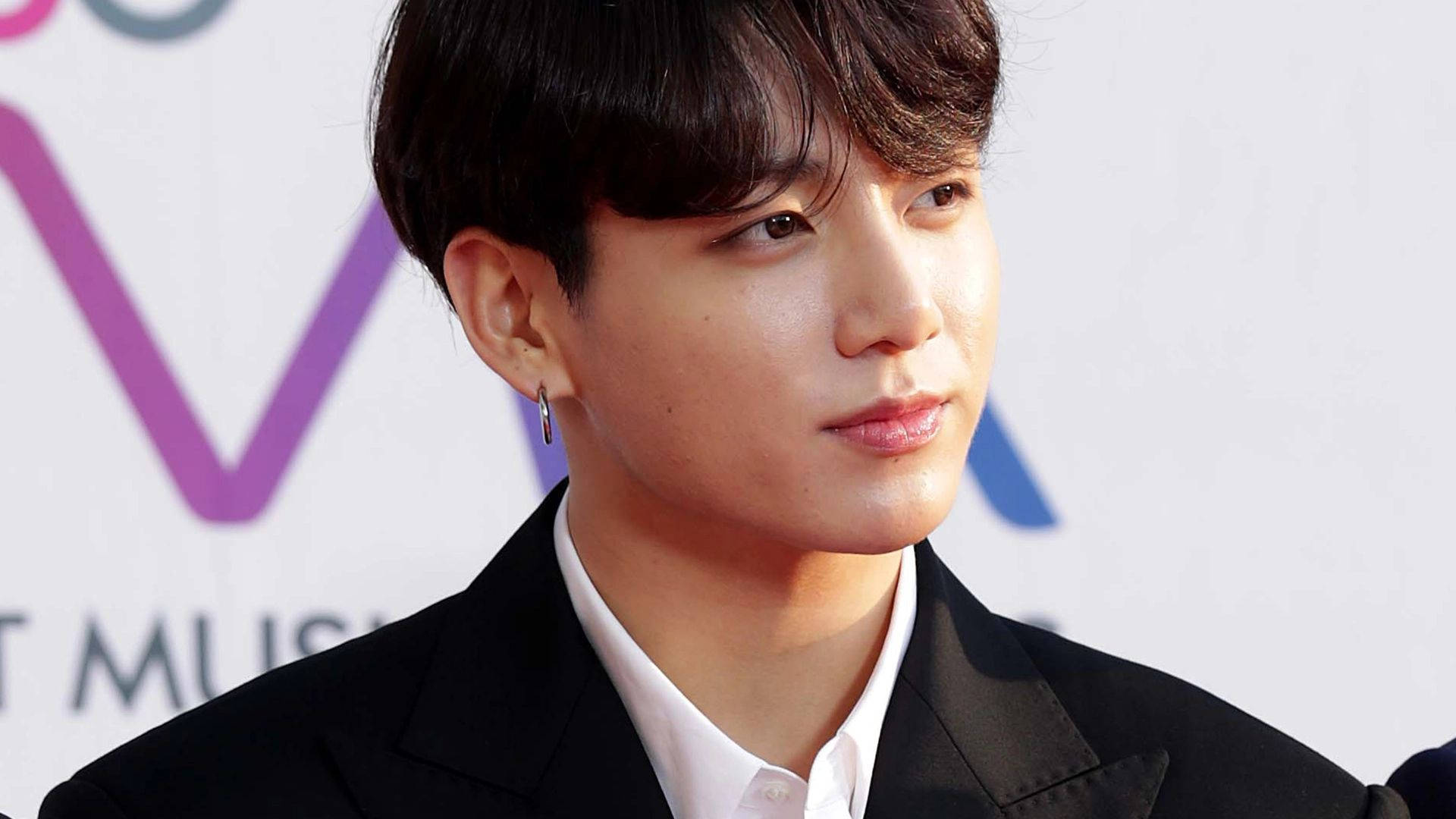 Bts Jung Kook Looking Away Background