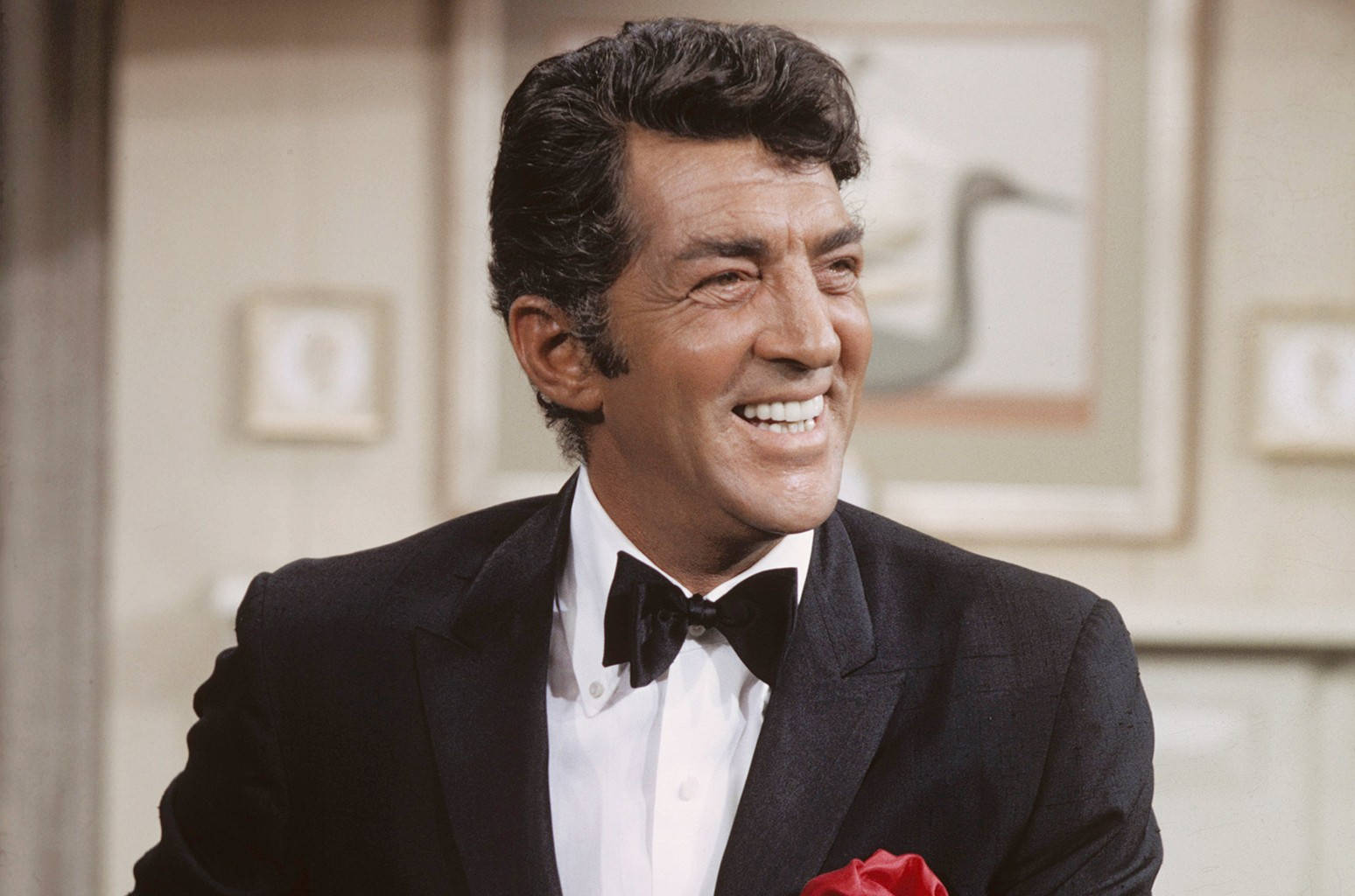 Bubbly Dean Martin On The Dean Martin Show Background