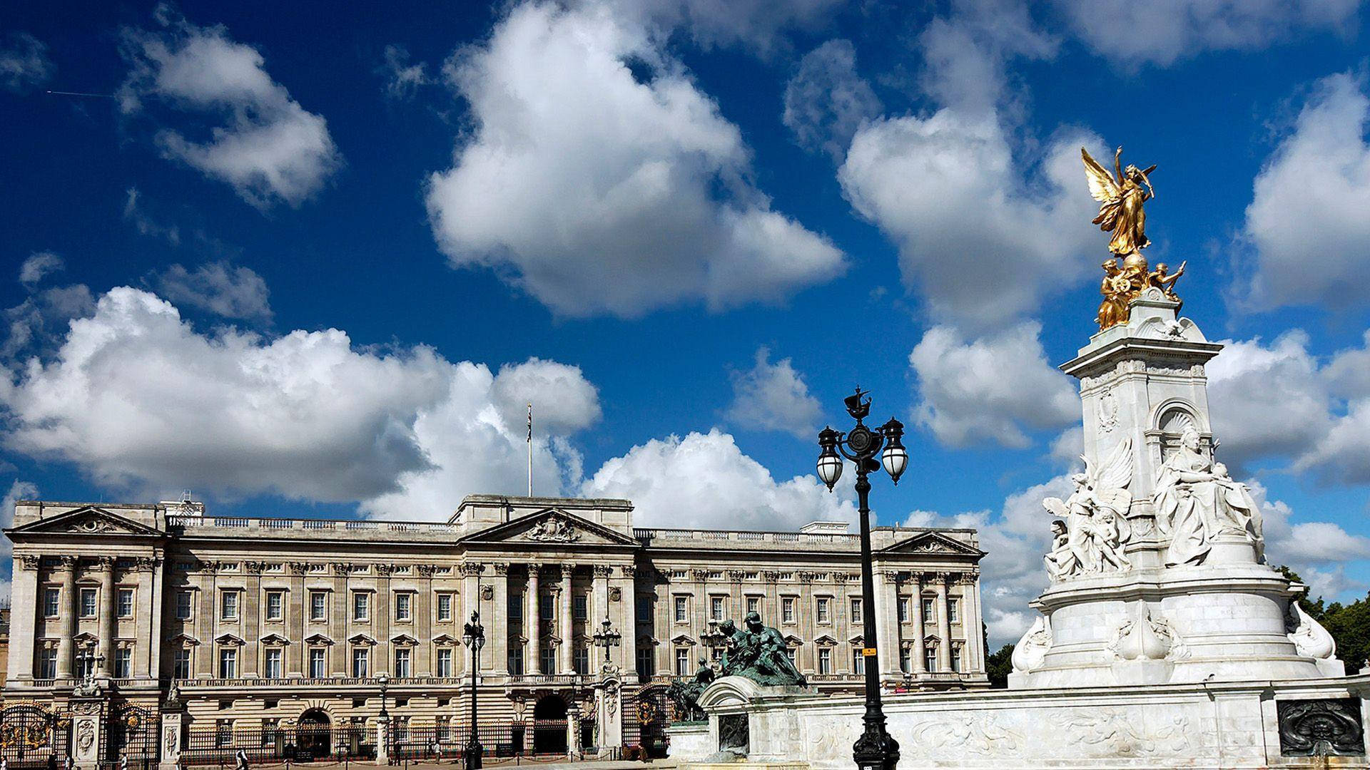 Buckingham Palace Gold Sculpture Background