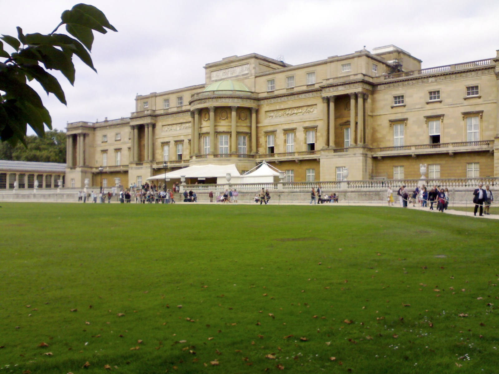 Buckingham Palace Guests Background