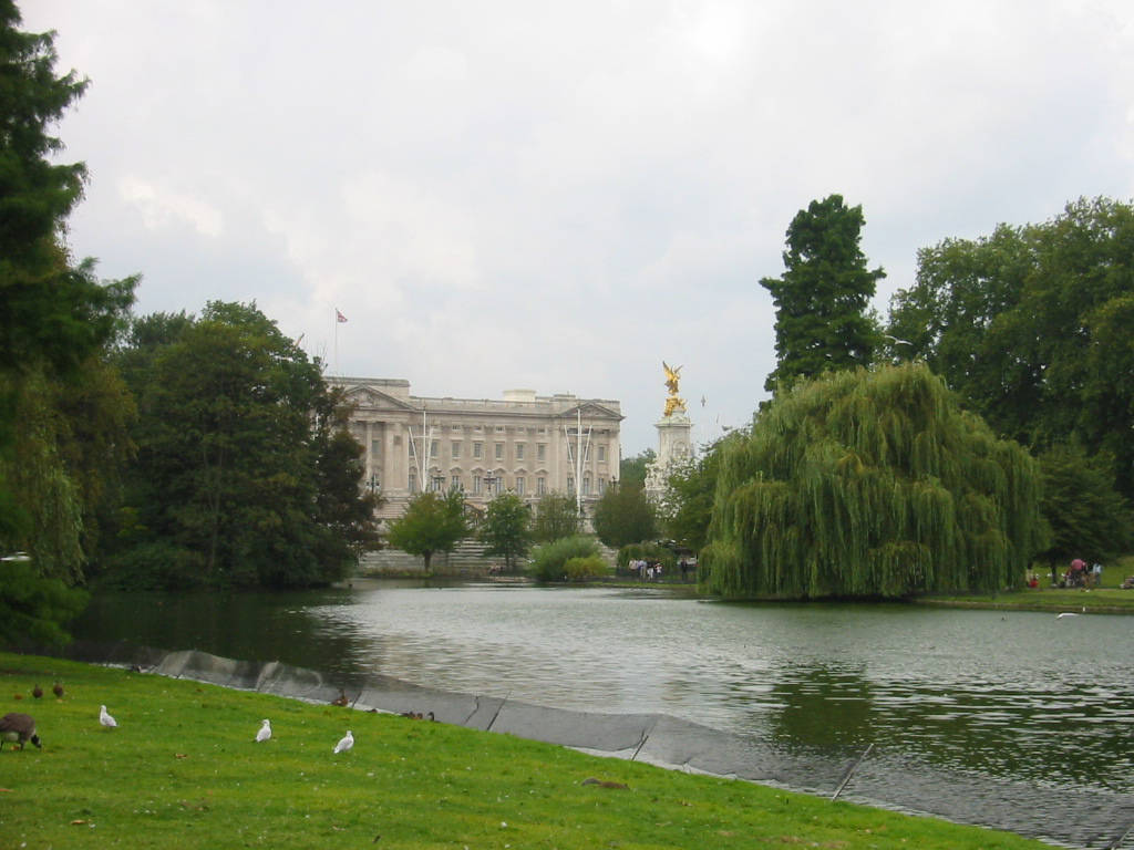 Buckingham Palace River Background