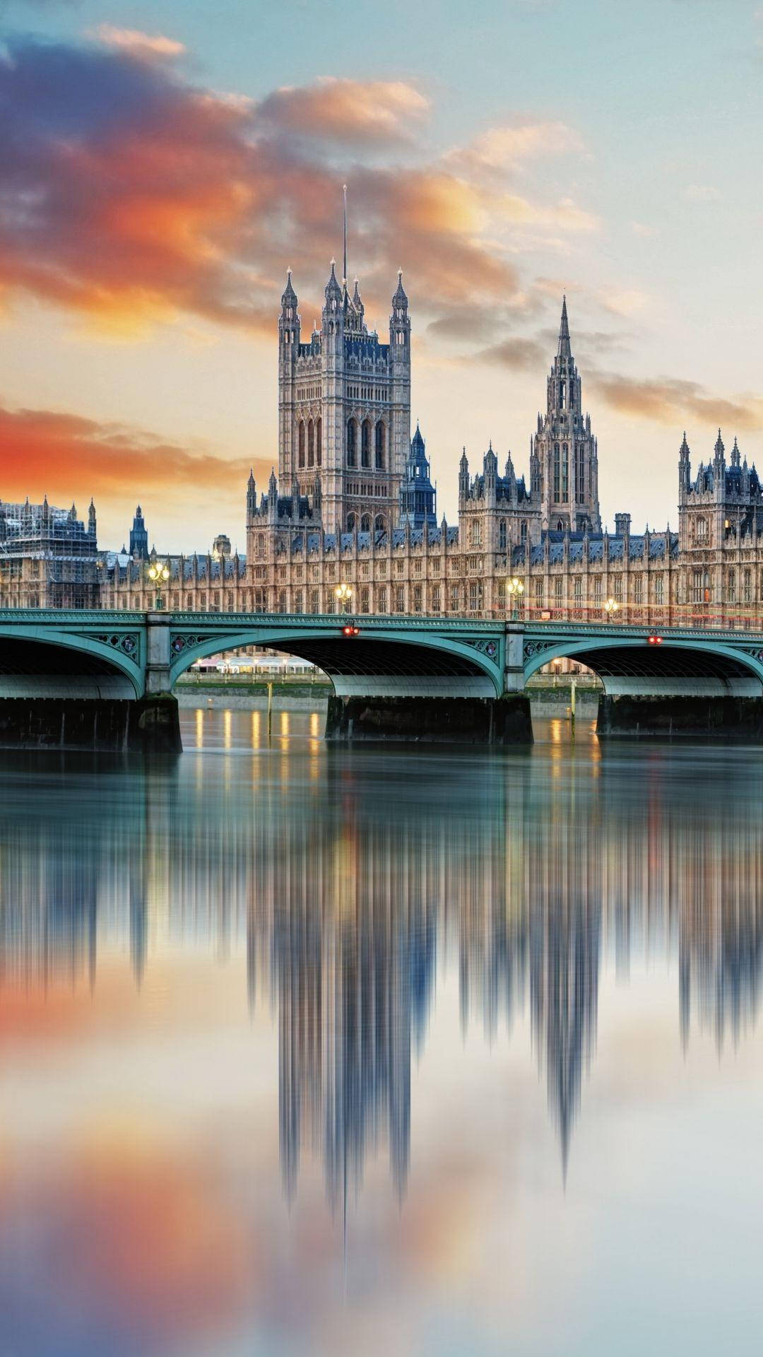 Buckingham Palace River Phone Background