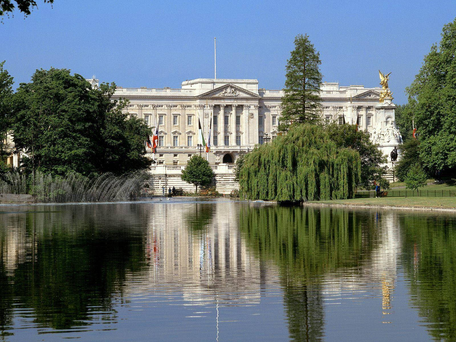 Buckingham Palace River View Background