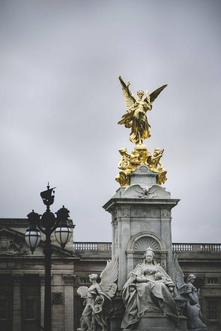 Buckingham Palace Sculpture Phone