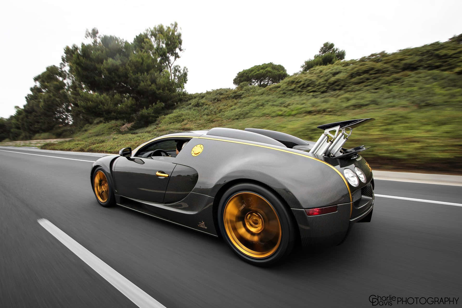 Bugatti Veyron - A Black And Gold Sports Car Background