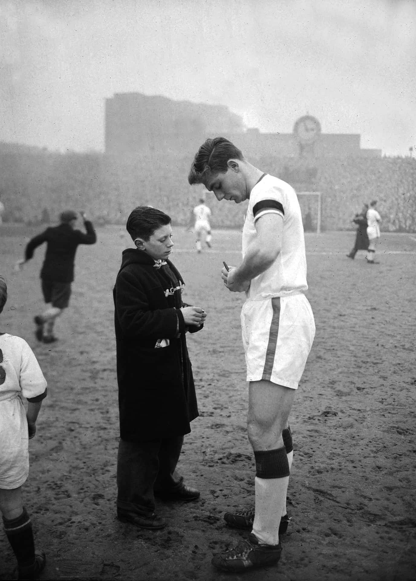 Busby Babe Duncan Edwards With A Young Fan Background