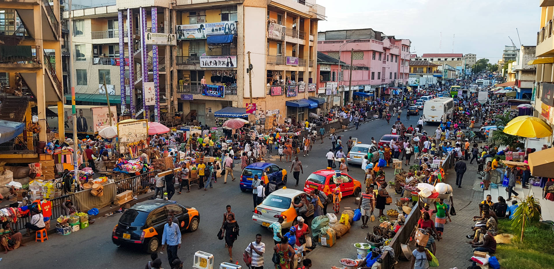 Bustling City Life In Central Accra, Ghana Background