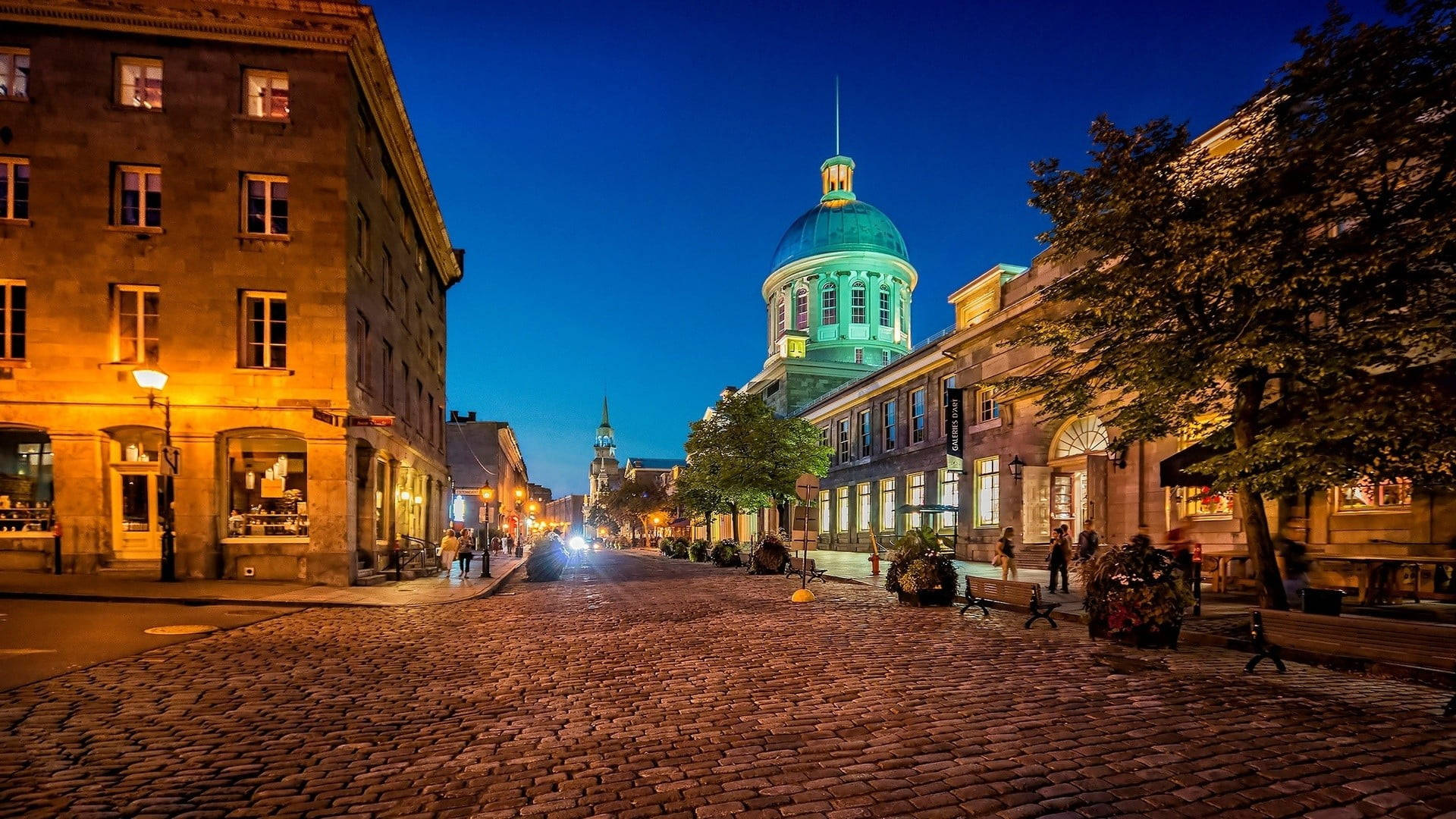 Bustling Street In The Heart Of Montreal, Canada Background