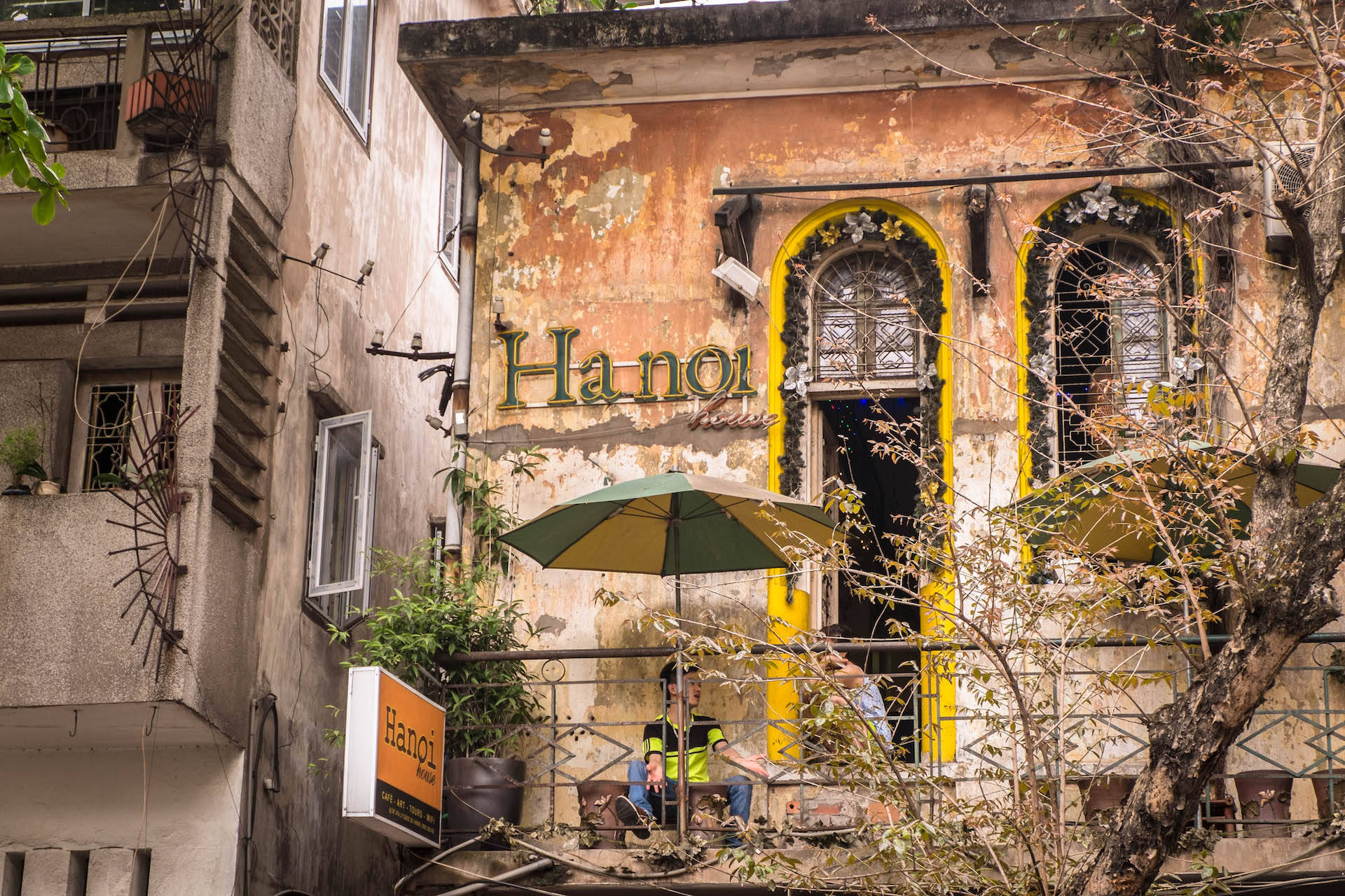 Café House In Hanoi Background