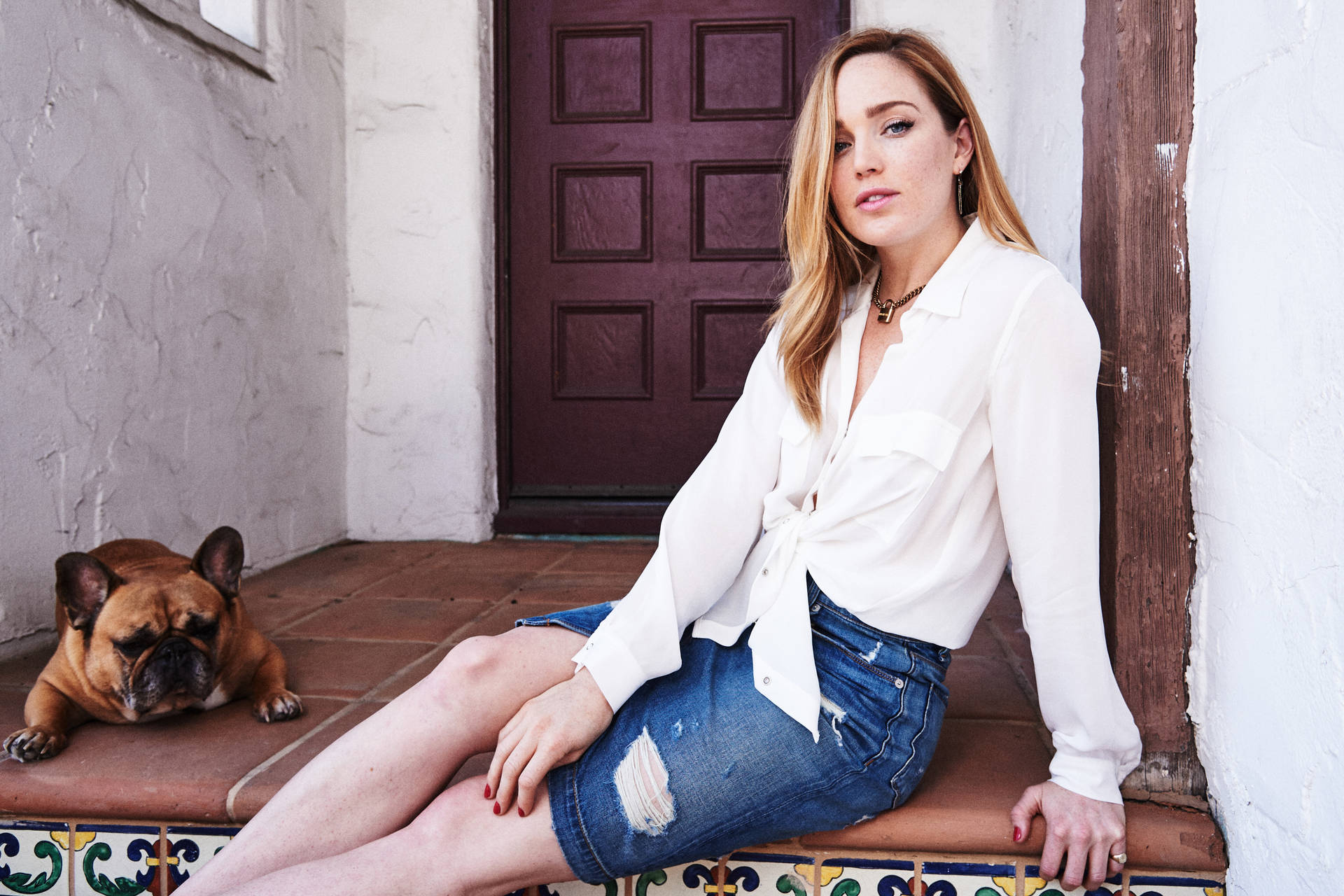 Caity Lotz And A Bulldog Background