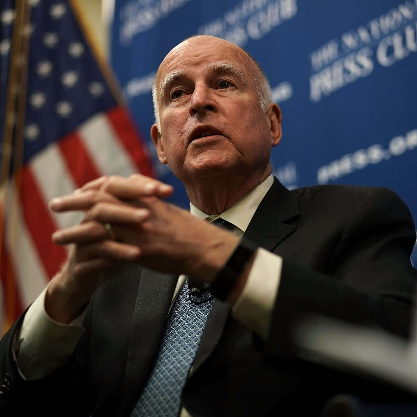 California Governor Jerry Brown In Support Of The American Flag Background