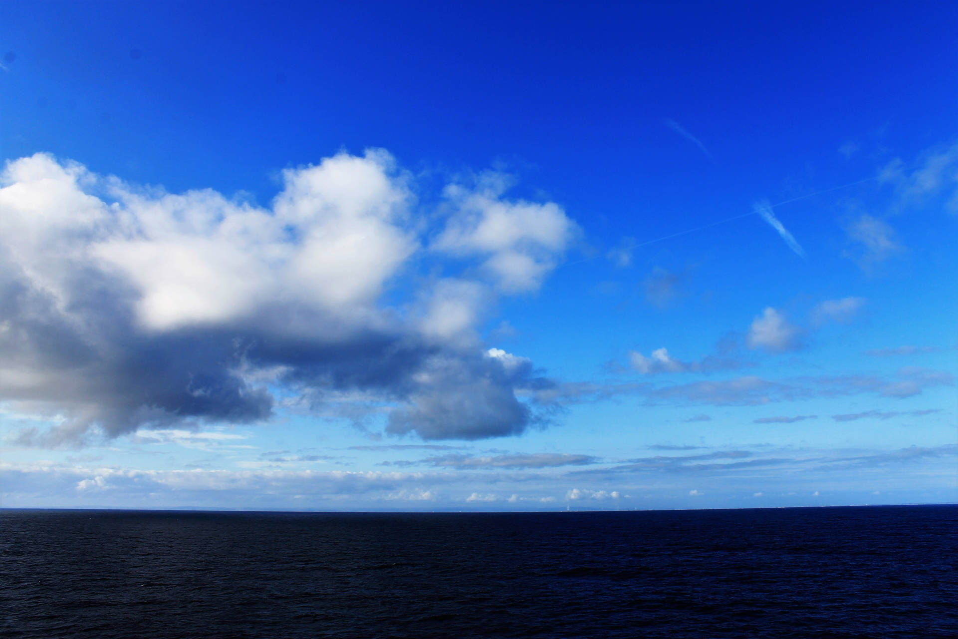 Calming Dark Blue Aesthetic Ocean Background