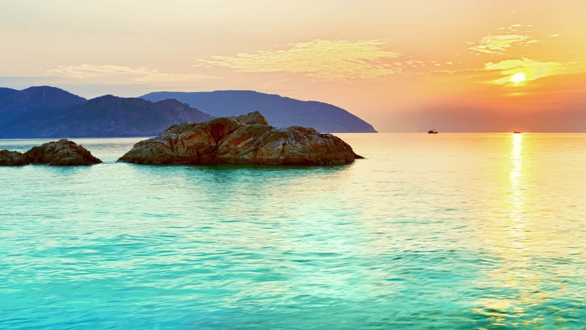 Calming Desktop Ocean And Island Background
