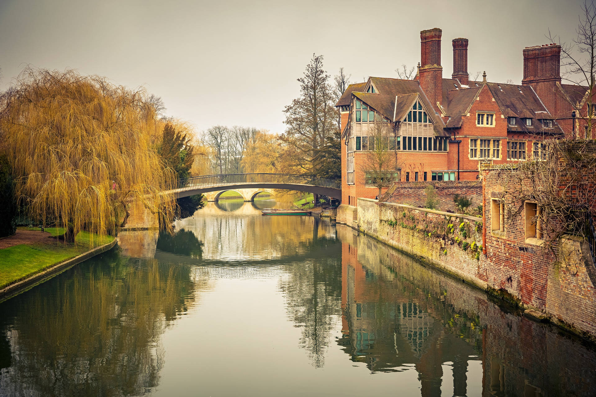 Cambridge Garret Hostel Bridge Background