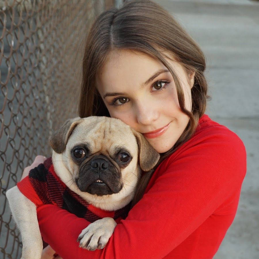 Canadian Actress And Content Creator Piper Rockelle Shows Off Her Vibrant Style And Bubbly Personality. Background