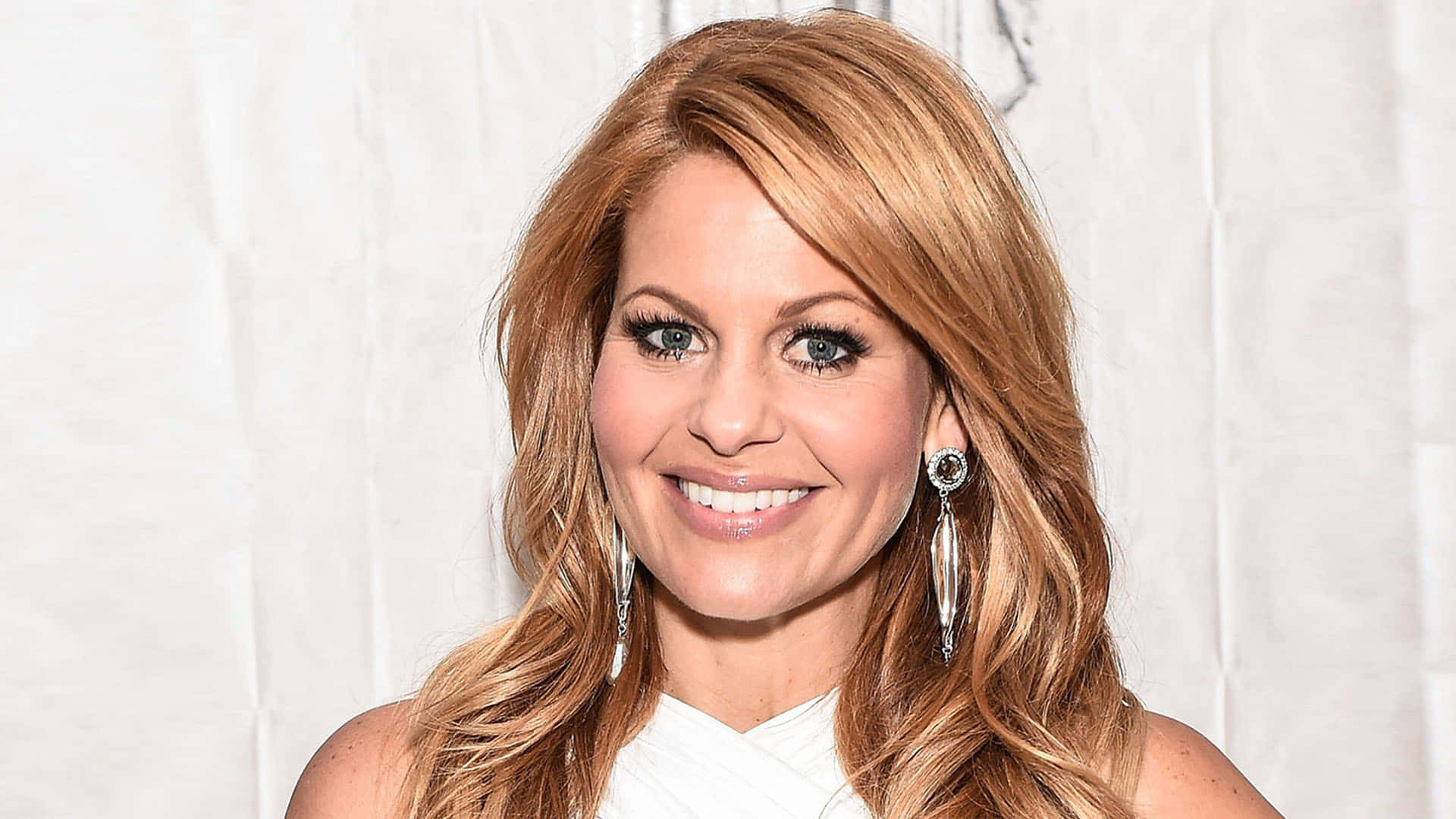 Candace Cameron Bure Smiling Radiantly At An Event Background