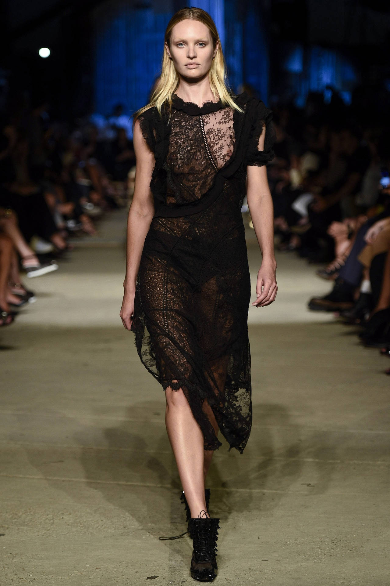 Candice Swanepoel On The Runway For Givenchy's Ready-to-wear 2016 Collection Background
