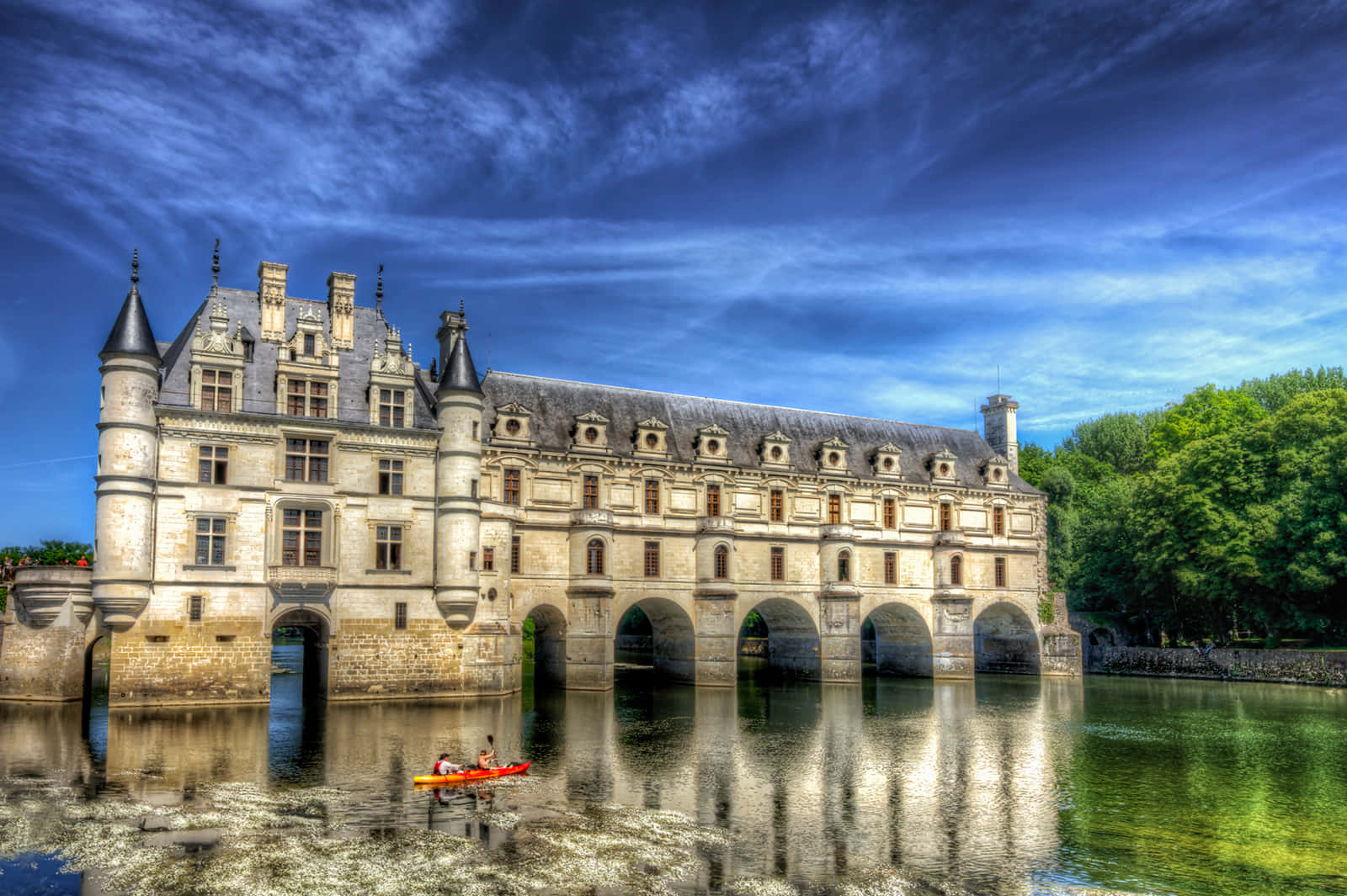 Canoe Past Chenonceau Background