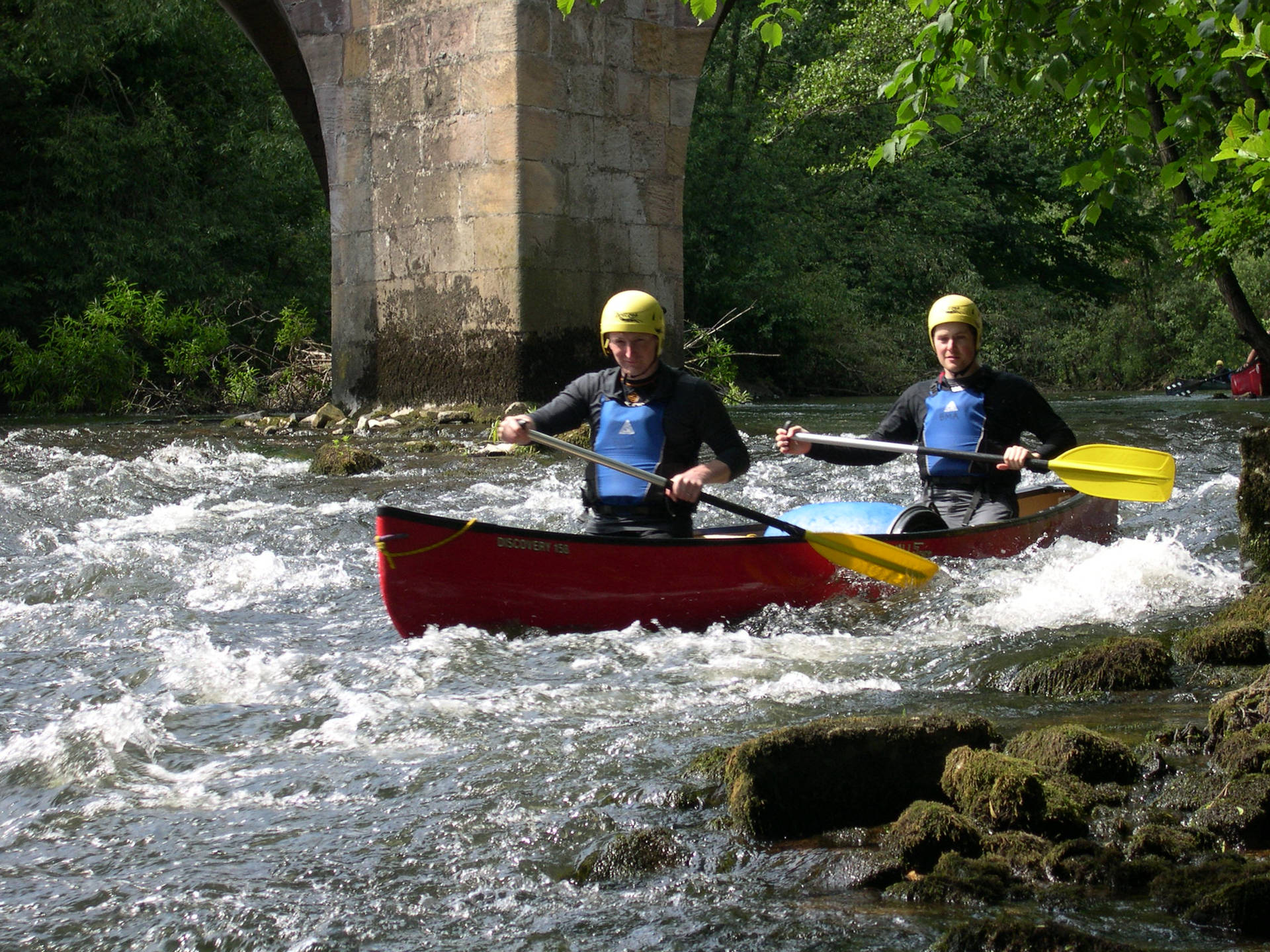 Canoeing In Strong Waves Background