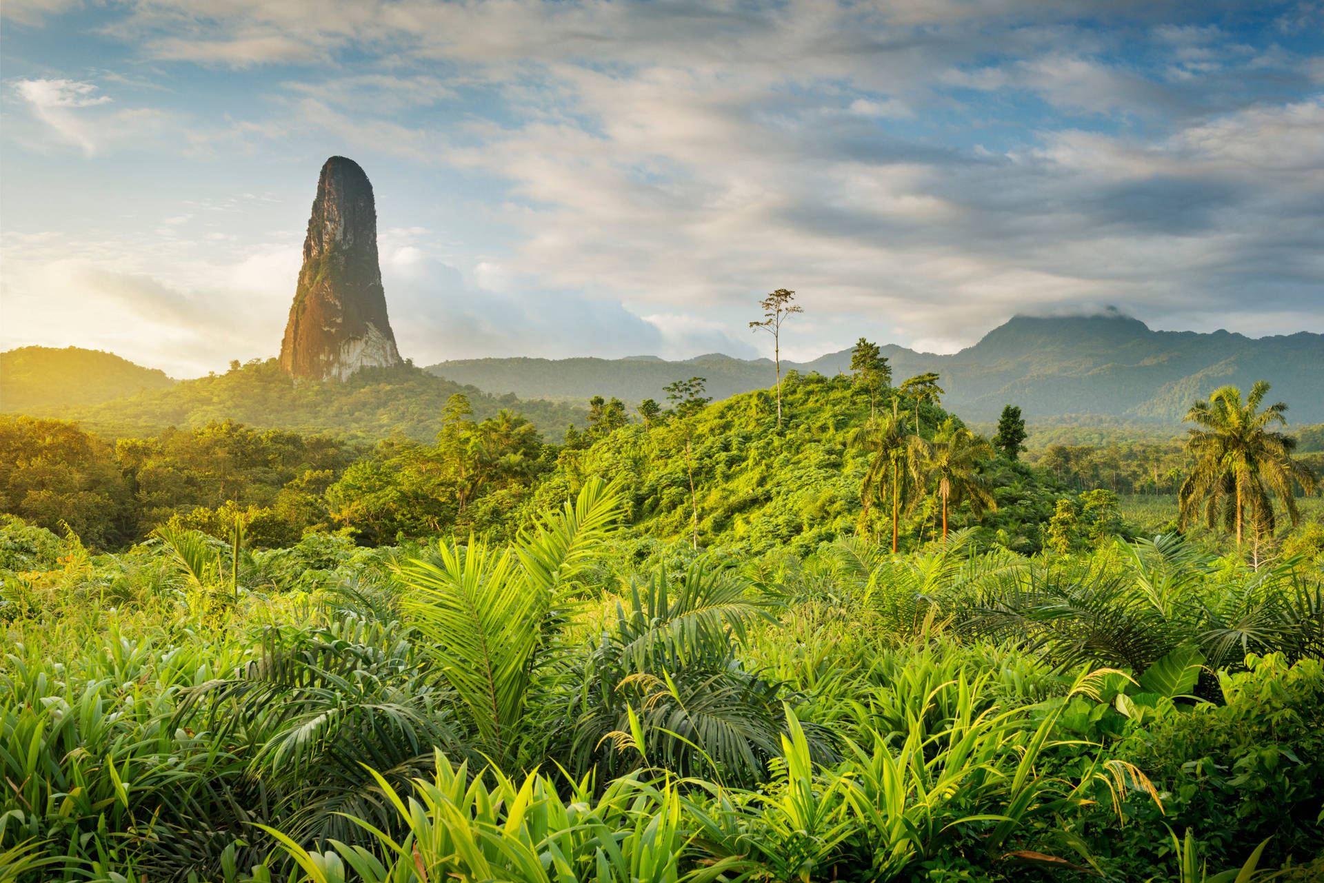 Cão Grande Peak In Sao Tome And Principe Background