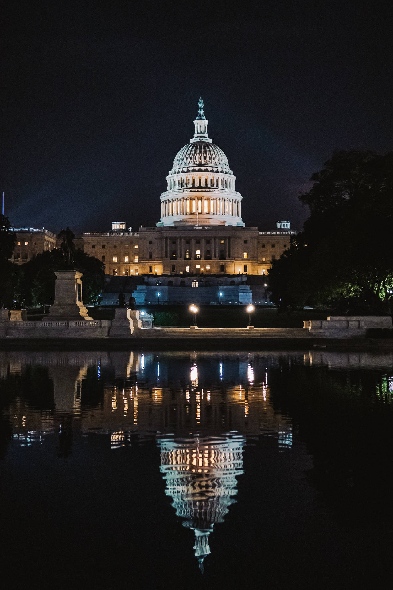 Capitol Hill Reflecting On Clear Lake Background